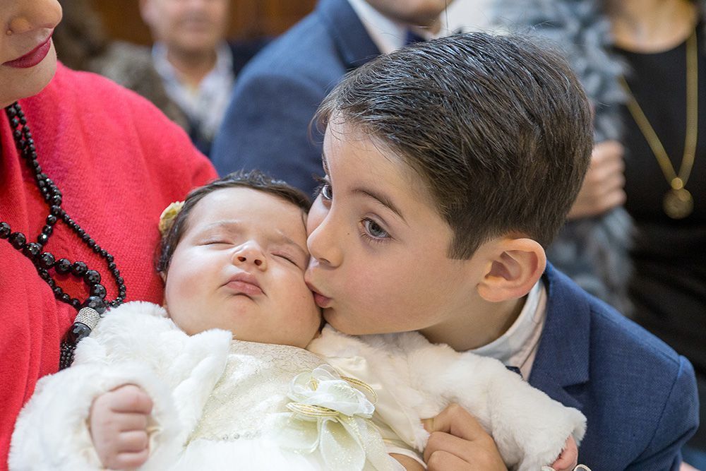 O Rodrigo a mimar a irmã