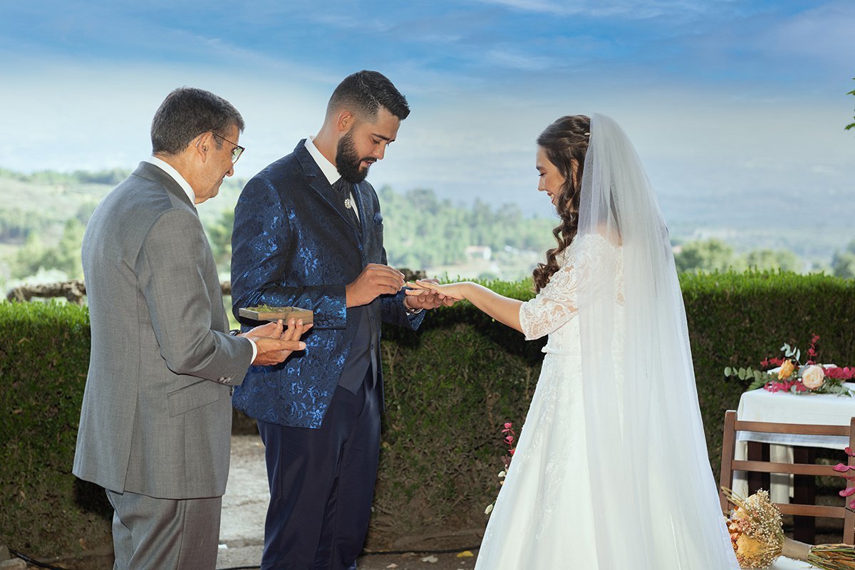 Noivo a colocar a aliança