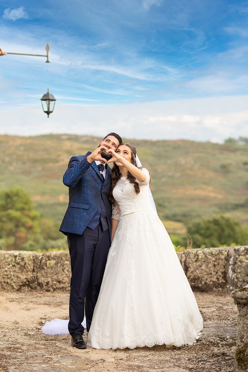 Bruna & Diego a olhar o drone