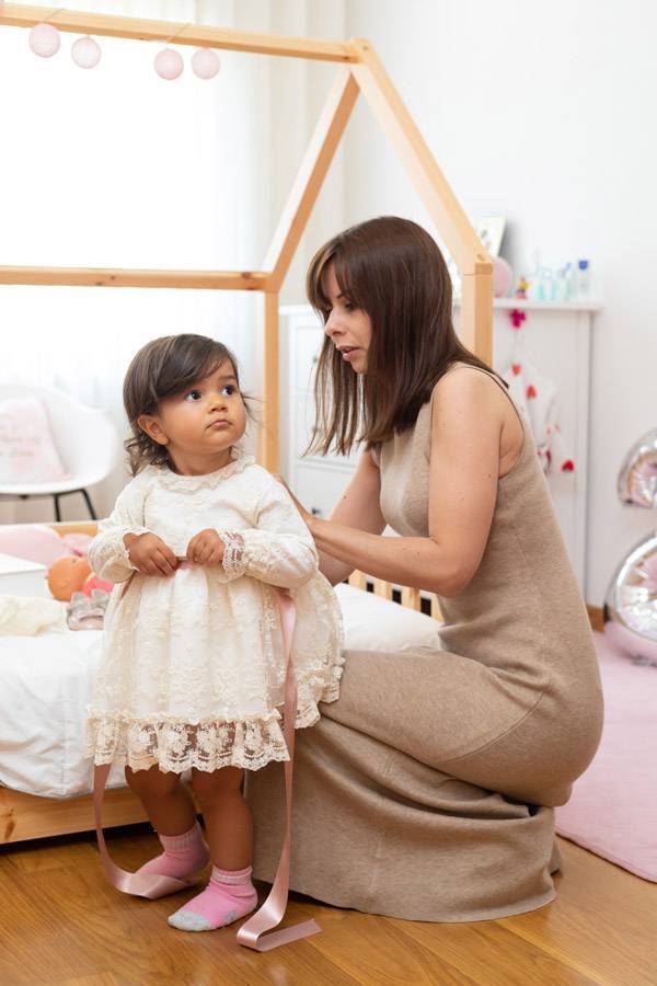 A madrinha a vestir a Benedita