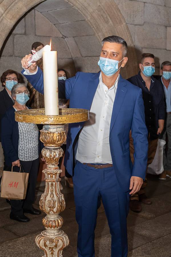 O meu pai a acender a vela