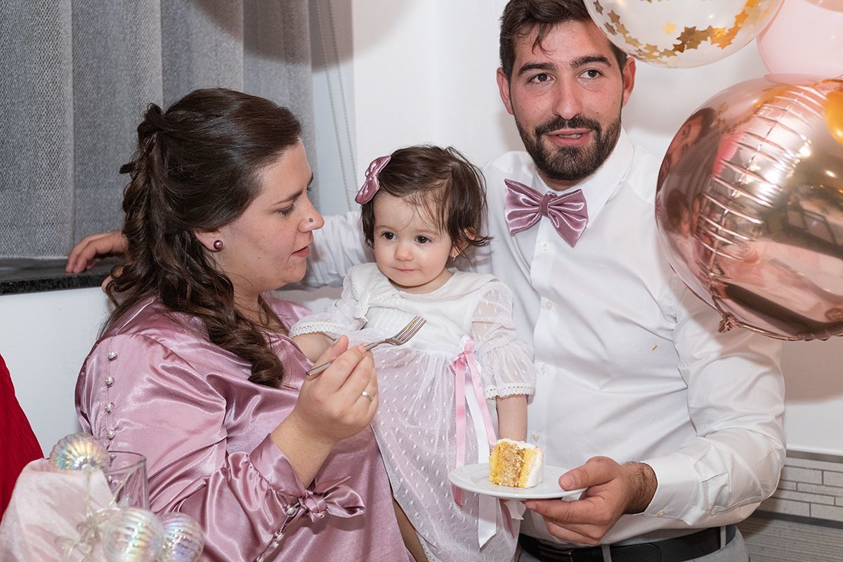 A Benedita a comer o seu bolo