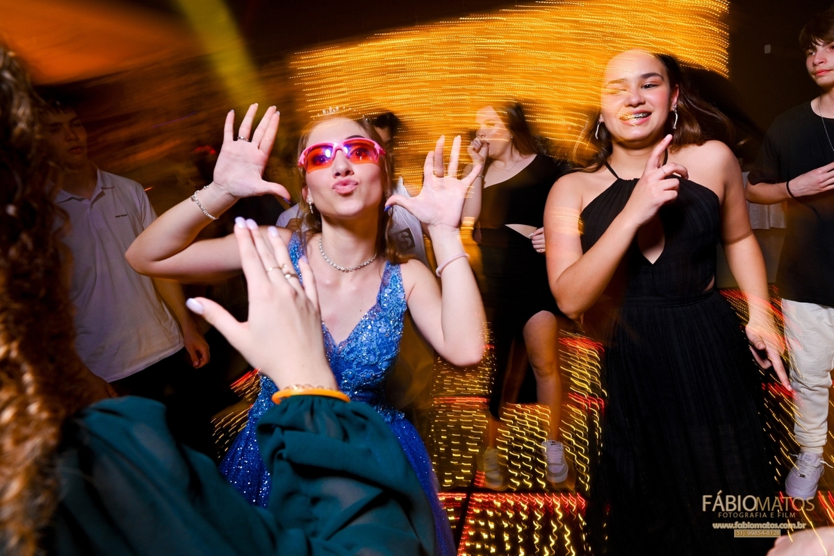 kamili-celebra-seus-15-anos-em-campo-bom-com-festa-de-princesa-e-ensaio-fotografico-emocionante-repleto-de-luz-natural-sorrisos-sonhos-realizados-amor-verdadeiro-emocao-e-memorias-unicas