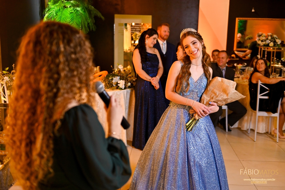 kamili-celebra-seus-15-anos-em-campo-bom-com-festa-de-princesa-e-ensaio-fotografico-emocionante-repleto-de-luz-natural-sorrisos-sonhos-realizados-amor-verdadeiro-emocao-e-memorias-unicas