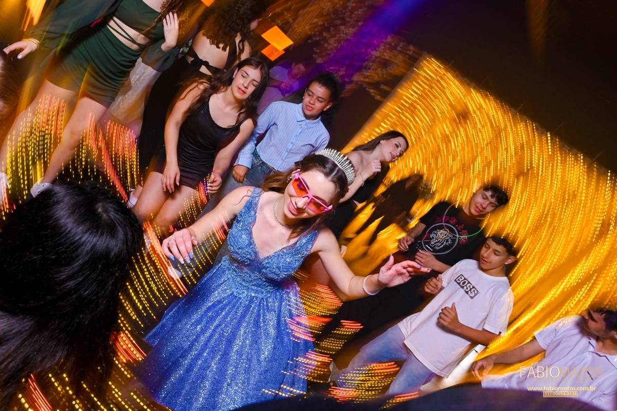 kamili-celebra-seus-15-anos-em-campo-bom-com-festa-de-princesa-e-ensaio-fotografico-emocionante-repleto-de-luz-natural-sorrisos-sonhos-realizados-amor-verdadeiro-emocao-e-memorias-unicas