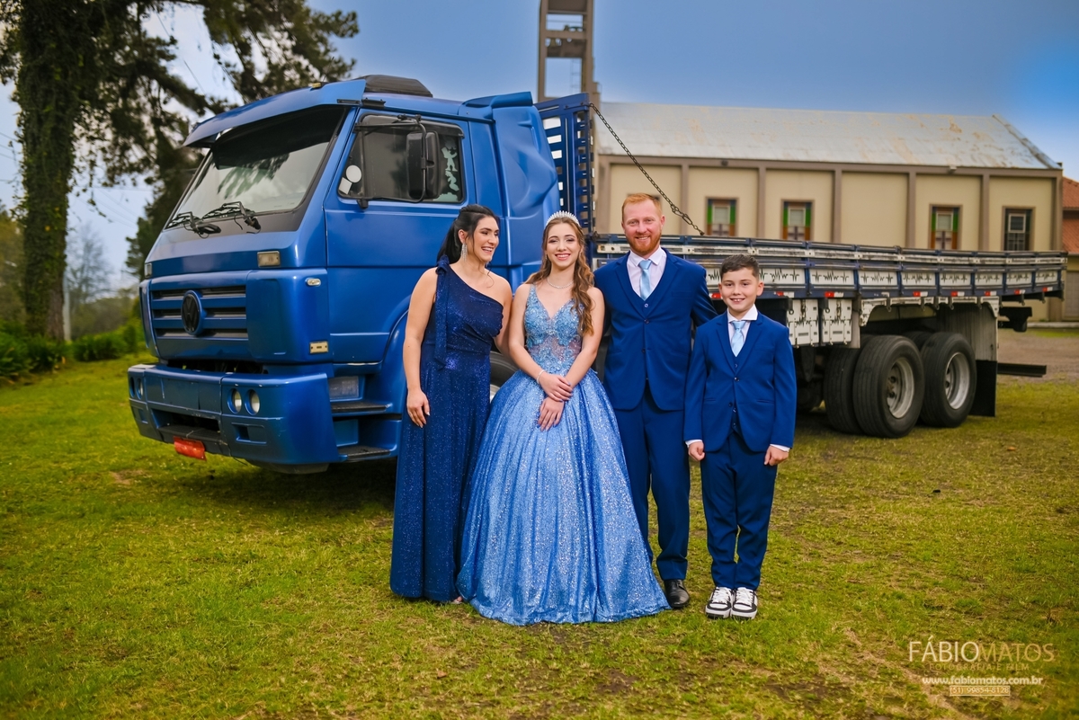 kamili-celebra-seus-15-anos-em-campo-bom-com-festa-de-princesa-e-ensaio-fotografico-emocionante-repleto-de-luz-natural-sorrisos-sonhos-realizados-amor-verdadeiro-emocao-e-memorias-unicas