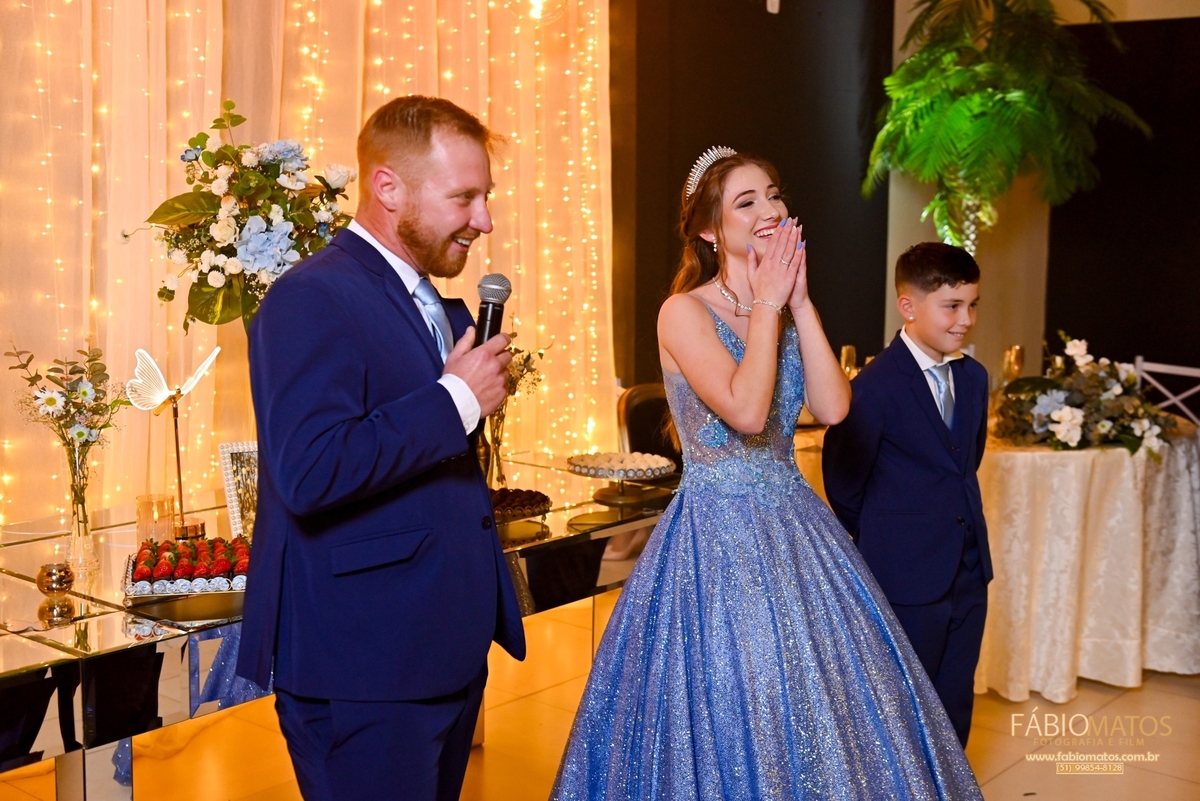 kamili-celebra-seus-15-anos-em-campo-bom-com-festa-de-princesa-e-ensaio-fotografico-emocionante-repleto-de-luz-natural-sorrisos-sonhos-realizados-amor-verdadeiro-emocao-e-memorias-unicas