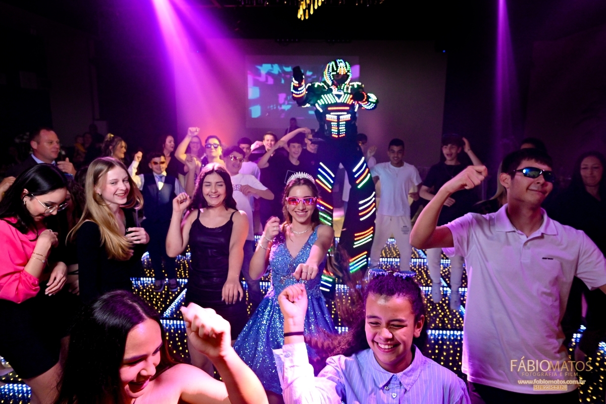 kamili-celebra-seus-15-anos-em-campo-bom-com-festa-de-princesa-e-ensaio-fotografico-emocionante-repleto-de-luz-natural-sorrisos-sonhos-realizados-amor-verdadeiro-emocao-e-memorias-unicas