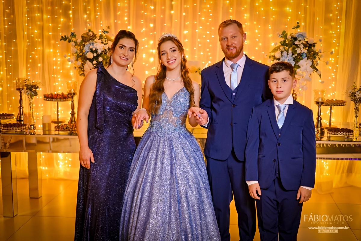 kamili-celebra-seus-15-anos-em-campo-bom-com-festa-de-princesa-e-ensaio-fotografico-emocionante-repleto-de-luz-natural-sorrisos-sonhos-realizados-amor-verdadeiro-emocao-e-memorias-unicas