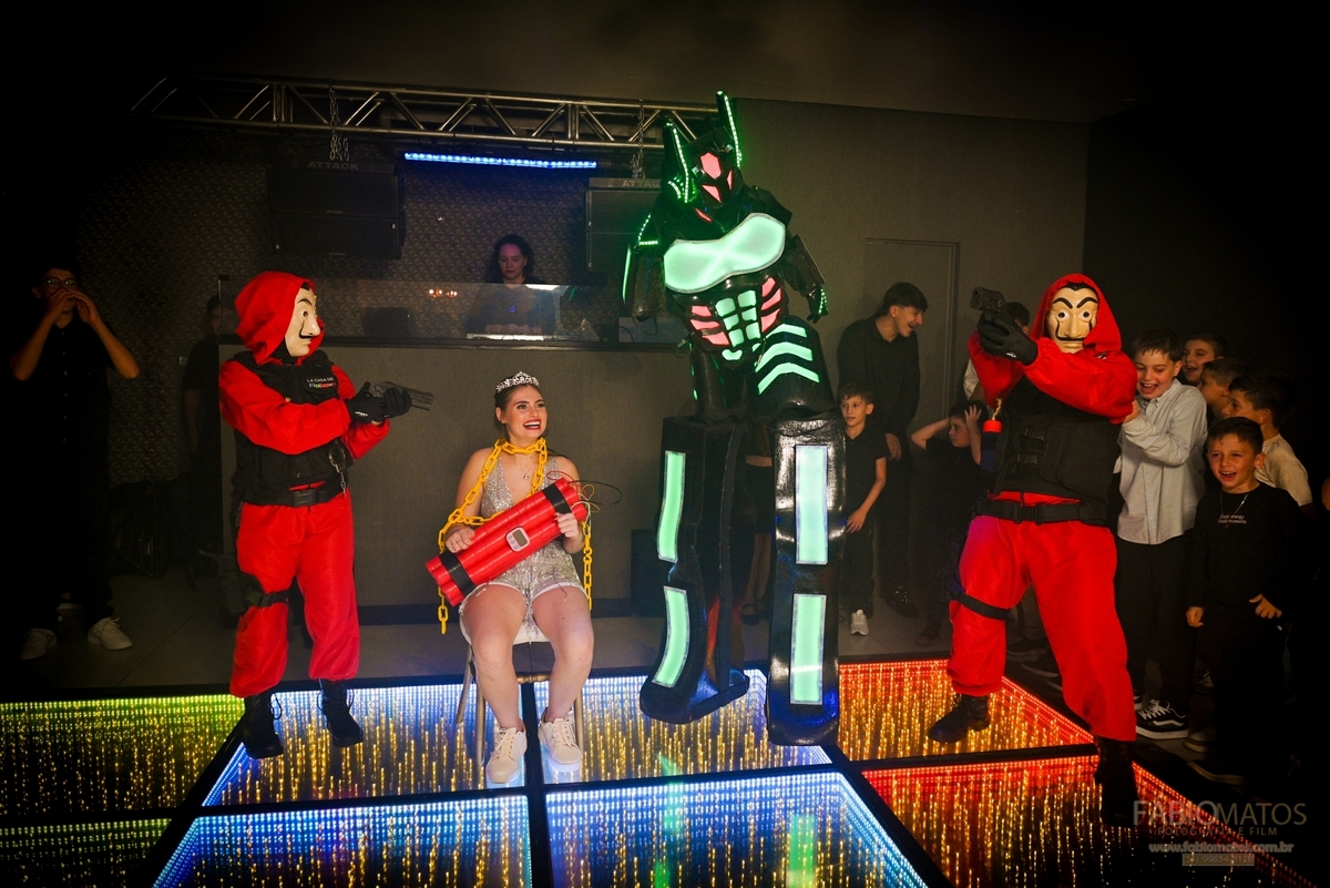 Pista de dança animada na festa de 15 anos, registrando a energia, a alegria e a celebração dos convidados durante a noite.