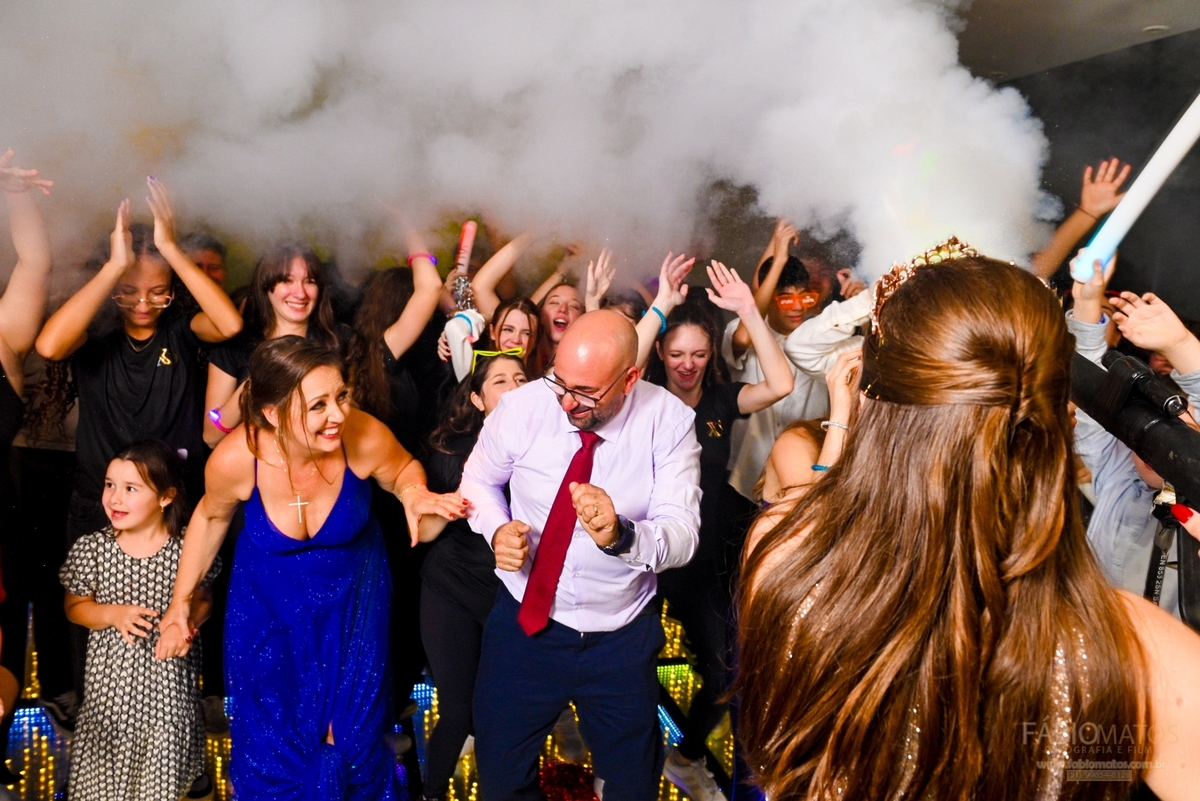 Registro fotográfico de festa de 15 anos com estilo sofisticado, sensível e moderno, destacando a debutante, a beleza da decoração, a emoção da família, a alegria dos convidados e os detalhes que tornam essa celebração única e memorável.