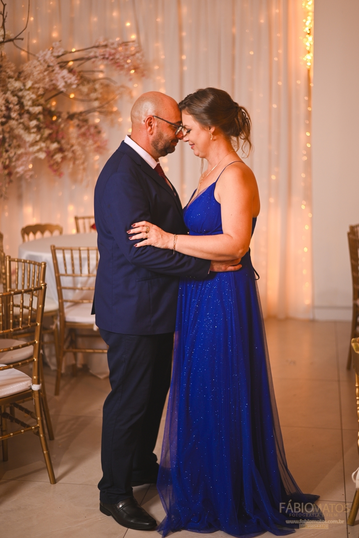 Registro fotográfico de festa de 15 anos com estilo sofisticado, sensível e moderno, destacando a debutante, a beleza da decoração, a emoção da família, a alegria dos convidados e os detalhes que tornam essa celebração única e memorável.
