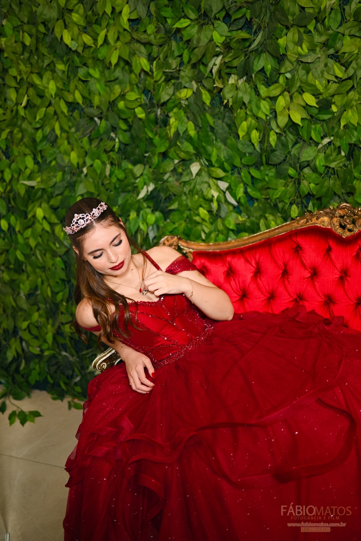 Registro fotográfico de festa de 15 anos com estilo sofisticado, sensível e moderno, destacando a debutante, a beleza da decoração, a emoção da família, a alegria dos convidados e os detalhes que tornam essa celebração única e memorável.