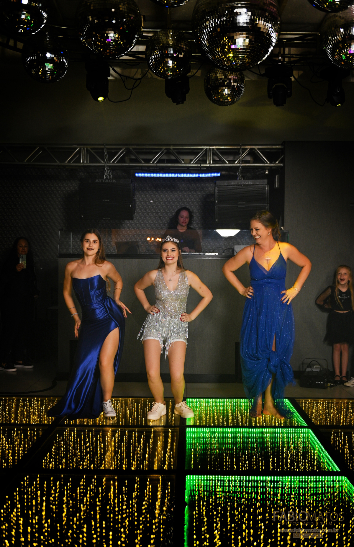 Pista de dança animada na festa de 15 anos, registrando a energia, a alegria e a celebração dos convidados durante a noite.