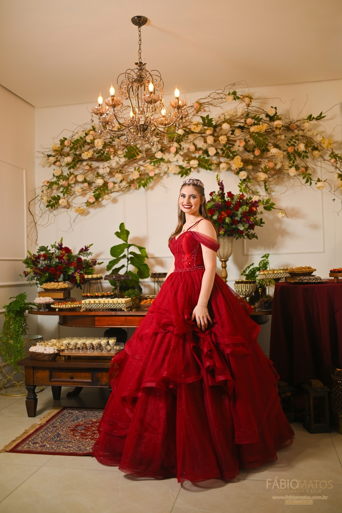 Fotografia de festa de 15 anos com olhar elegante, emocional e atemporal, valorizando a beleza da debutante, os detalhes da decoração, a alegria da família e os momentos mais especiais de uma noite única e inesquecível.