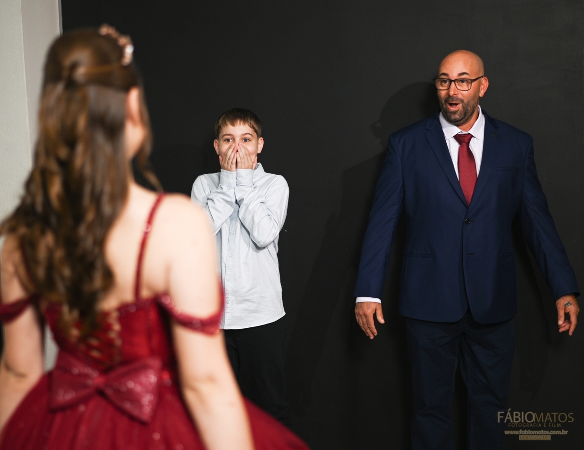 Fotografia de festa de 15 anos com olhar elegante, emocional e atemporal, valorizando a beleza da debutante, os detalhes da decoração, a alegria da família e os momentos mais especiais de uma noite única e inesquecível.