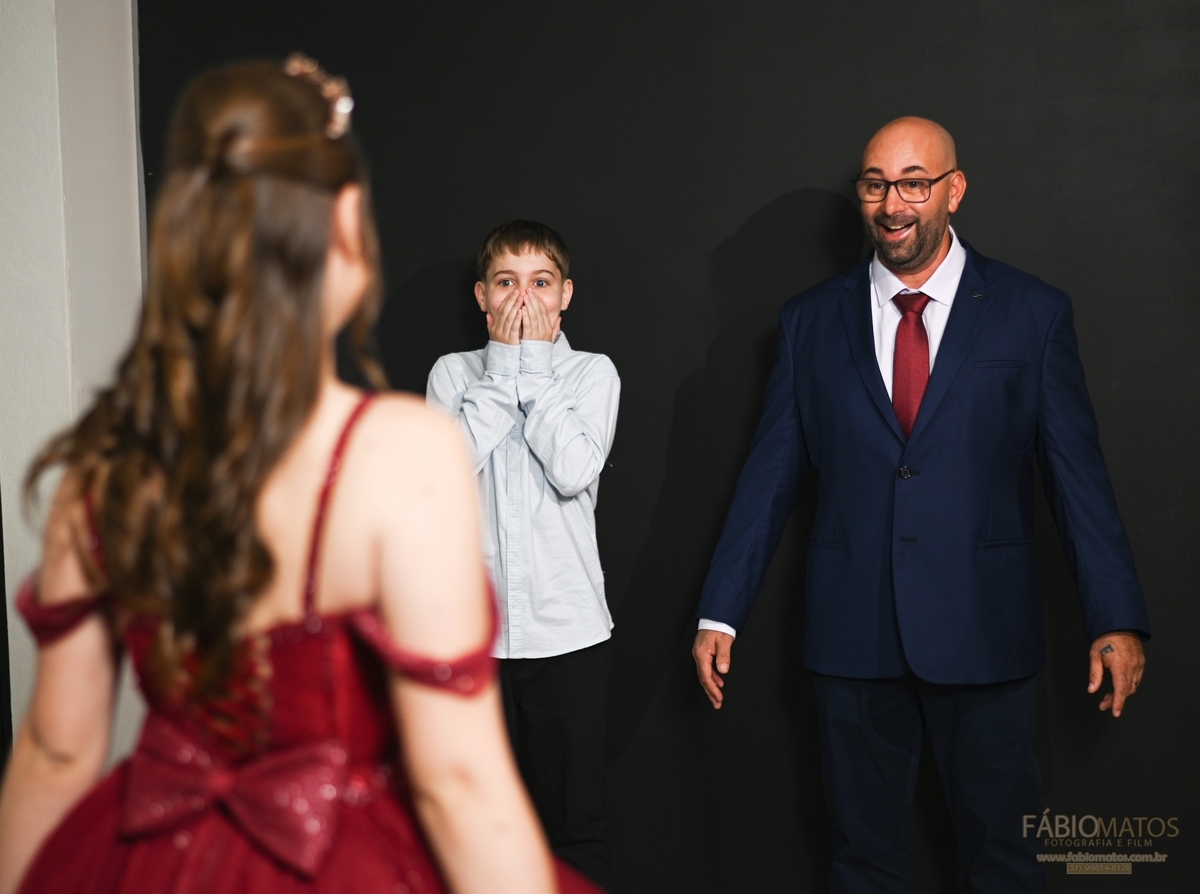 Fotografia de festa de 15 anos com olhar elegante, emocional e atemporal, valorizando a beleza da debutante, os detalhes da decoração, a alegria da família e os momentos mais especiais de uma noite única e inesquecível.