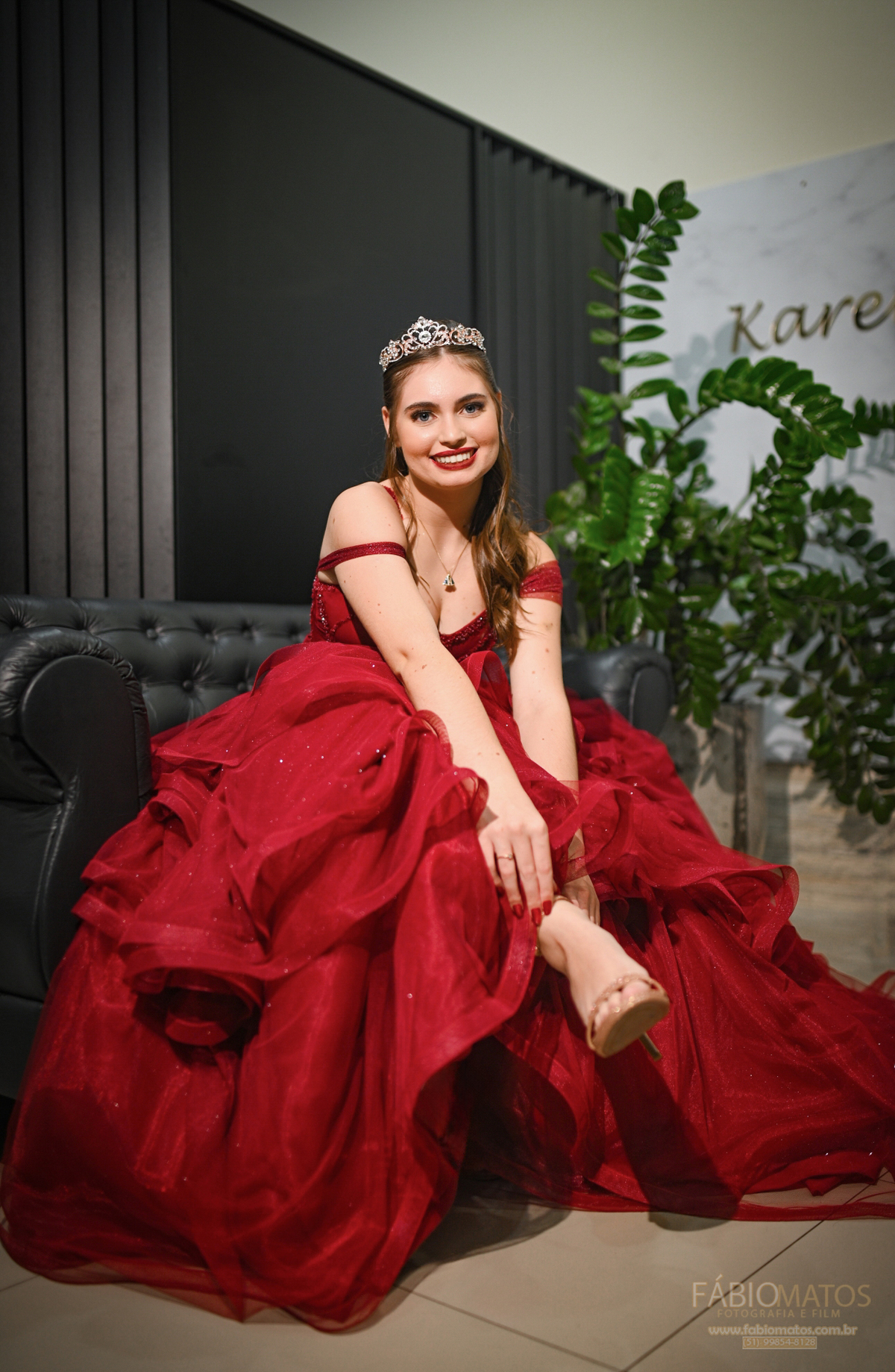 Fotografia de festa de 15 anos com olhar elegante, emocional e atemporal, valorizando a beleza da debutante, os detalhes da decoração, a alegria da família e os momentos mais especiais de uma noite única e inesquecível.