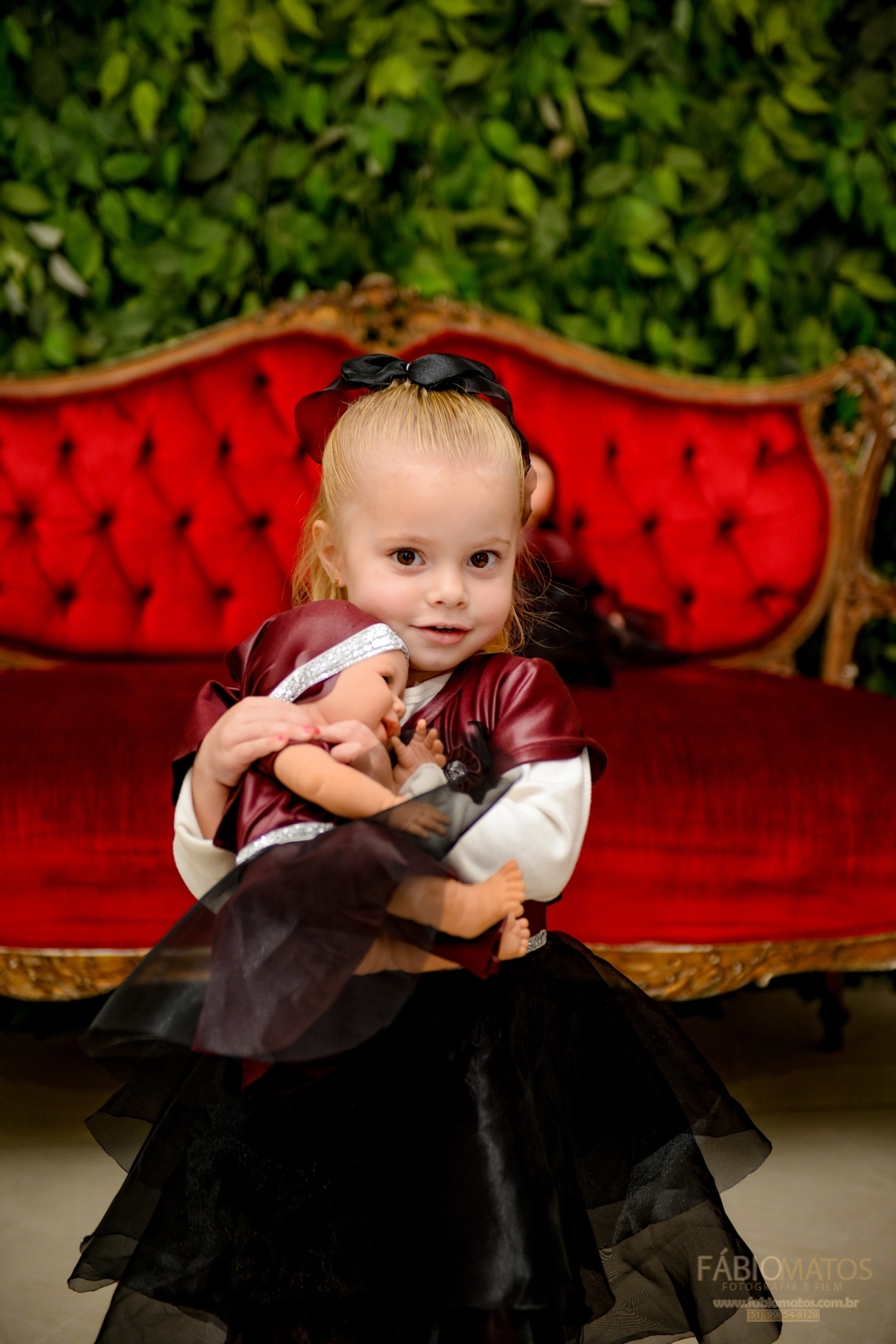 Fotografia de festa de 15 anos com olhar elegante, emocional e atemporal, valorizando a beleza da debutante, os detalhes da decoração, a alegria da família e os momentos mais especiais de uma noite única e inesquecível.