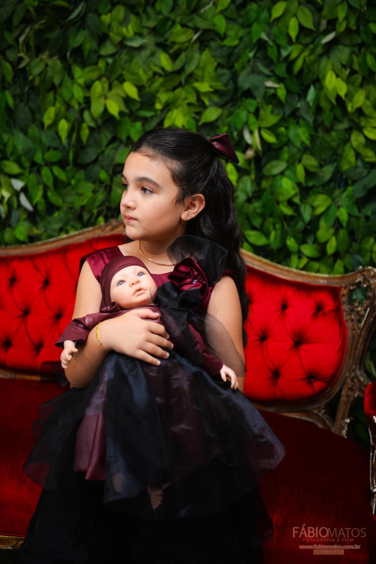 Fotografia de festa de 15 anos com olhar elegante, emocional e atemporal, valorizando a beleza da debutante, os detalhes da decoração, a alegria da família e os momentos mais especiais de uma noite única e inesquecível.