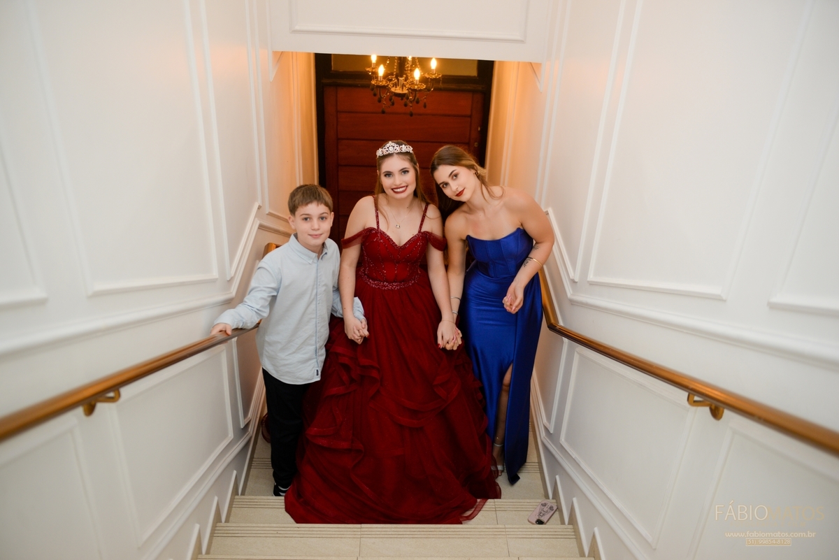 Fotografia de festa de 15 anos com olhar elegante, emocional e atemporal, valorizando a beleza da debutante, os detalhes da decoração, a alegria da família e os momentos mais especiais de uma noite única e inesquecível.
