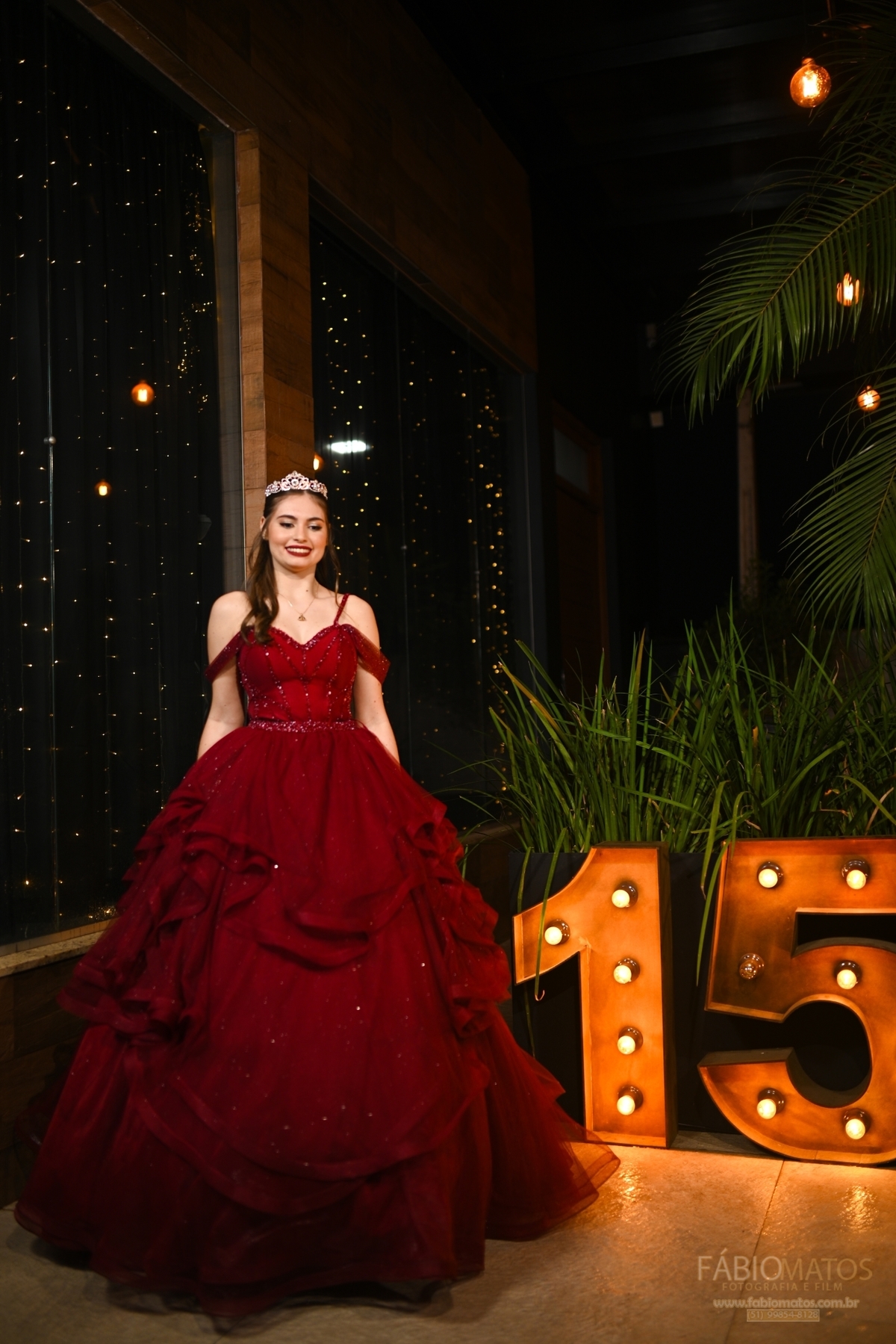 Fotografia de festa de 15 anos com olhar elegante, emocional e atemporal, valorizando a beleza da debutante, os detalhes da decoração, a alegria da família e os momentos mais especiais de uma noite única e inesquecível.