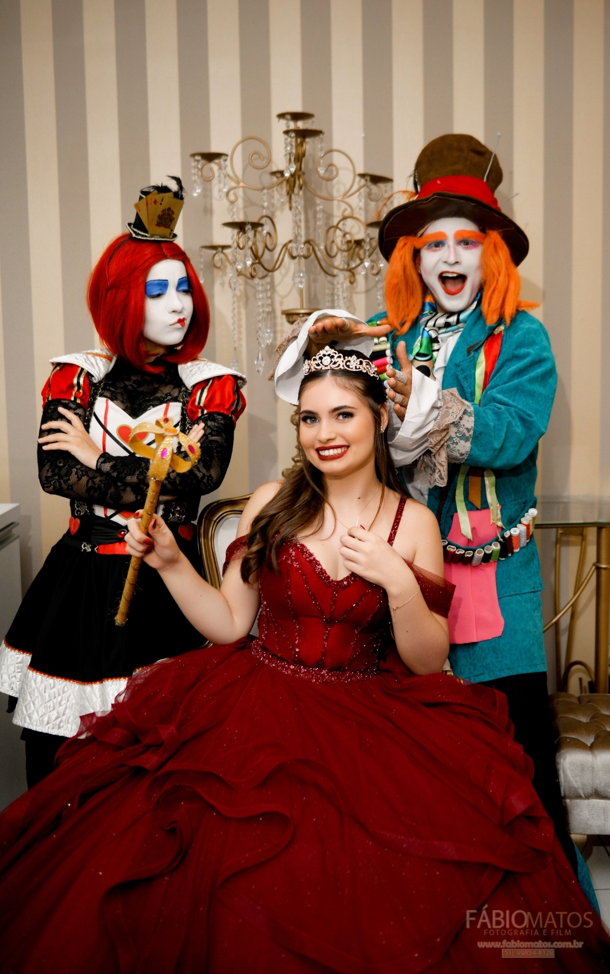 Fotografia de festa de 15 anos com olhar elegante, emocional e atemporal, valorizando a beleza da debutante, a decoração, os detalhes, a alegria da família, a emoção dos convidados e todos os momentos especiais de uma noite única e inesquecível.