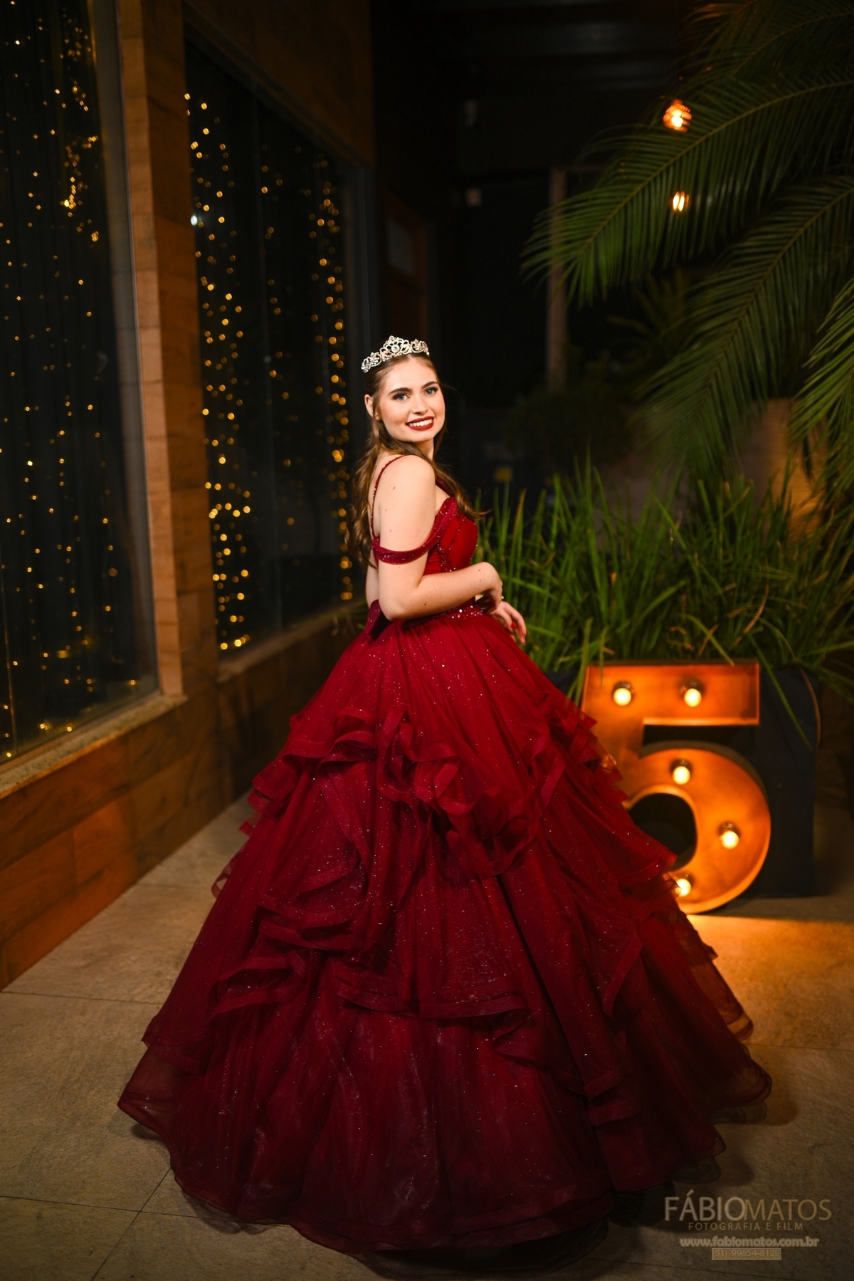 Fotografia de festa de 15 anos com olhar elegante, emocional e atemporal, valorizando a beleza da debutante, a decoração, os detalhes, a alegria da família, a emoção dos convidados e todos os momentos especiais de uma noite única e inesquecível.