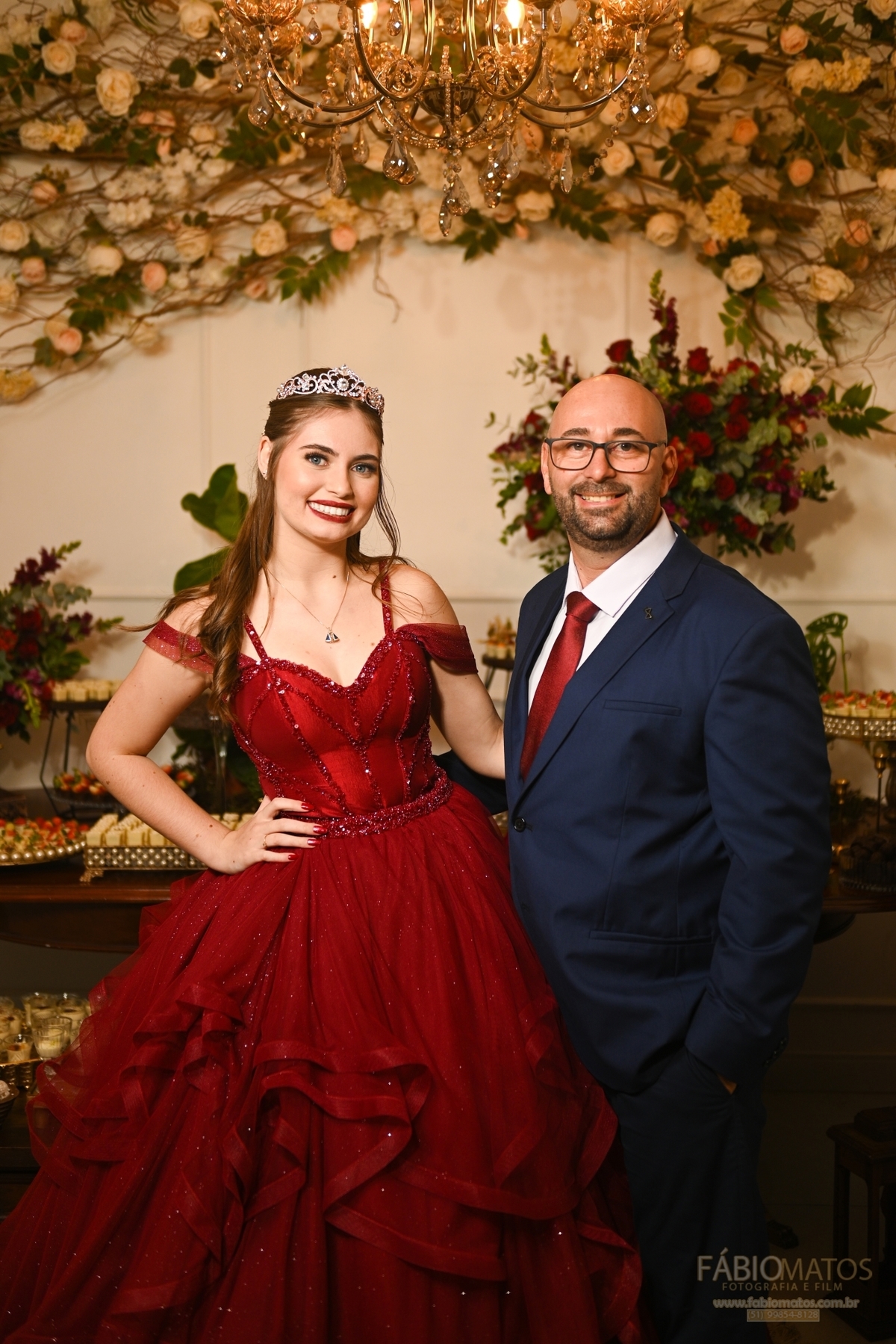 Fotografia de festa de 15 anos com olhar elegante, emocional e atemporal, registrando a beleza da debutante, os detalhes da decoração e momentos especiais de uma noite inesquecível.