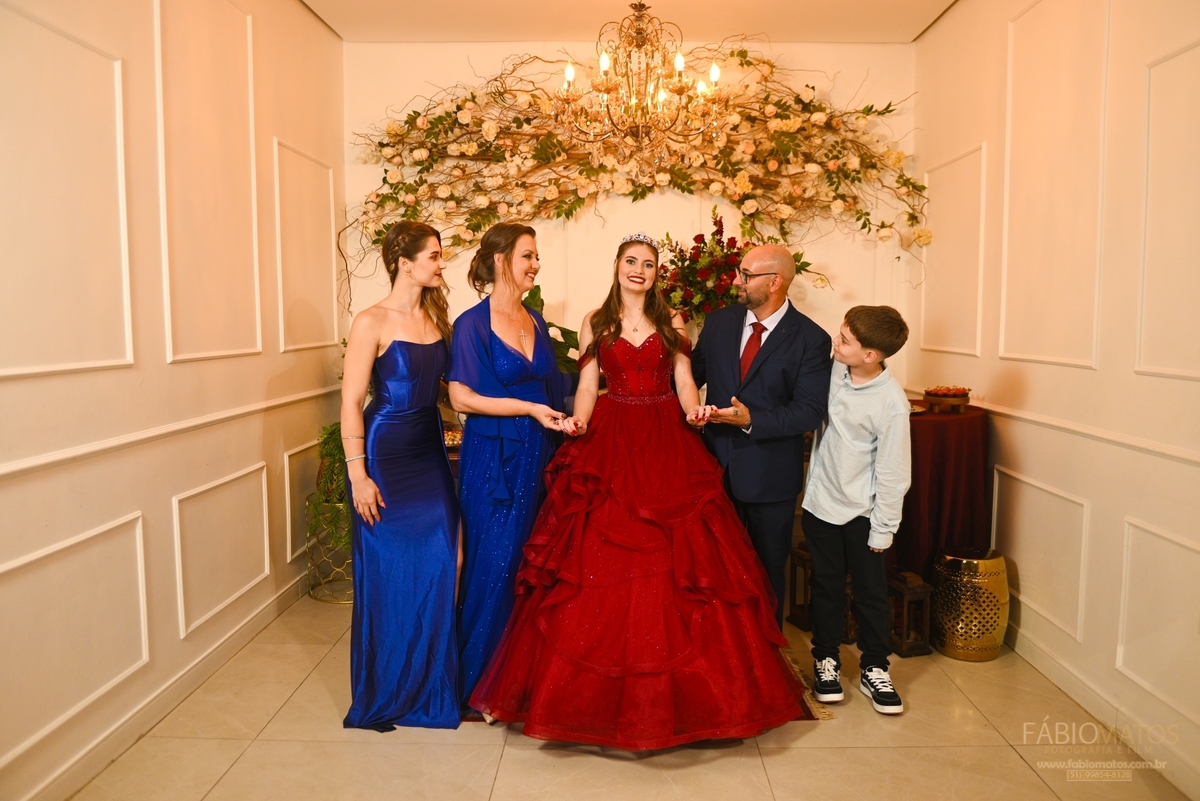 Fotografia de festa de 15 anos com olhar elegante, emocional e atemporal, registrando a beleza da debutante, os detalhes da decoração e momentos especiais de uma noite inesquecível.