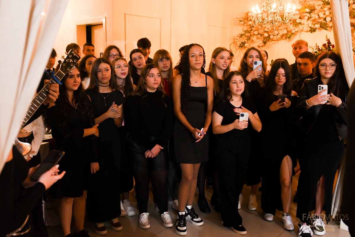 Fotografia de festa de 15 anos com olhar elegante, emocional e atemporal, registrando a beleza da debutante, os detalhes da decoração e momentos especiais de uma noite inesquecível.