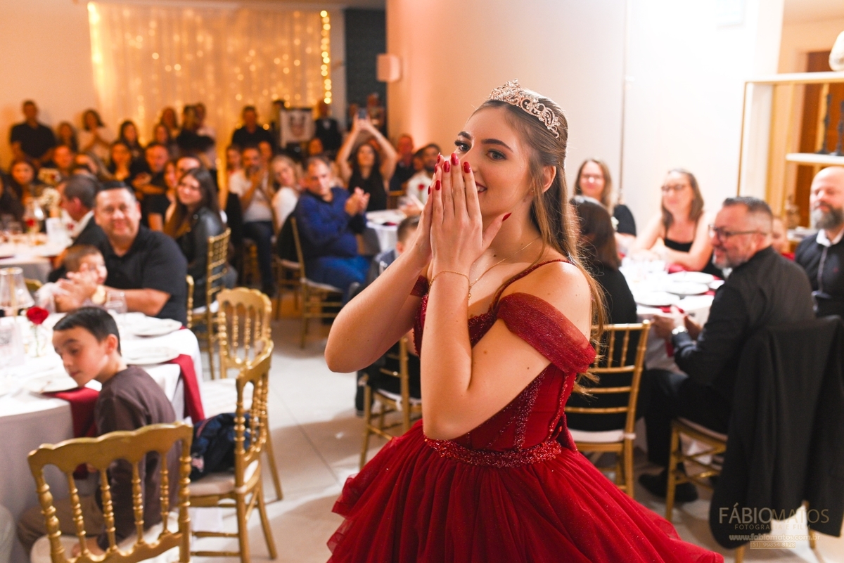 Entrada emocionante da debutante em sua festa de 15 anos, registrando um dos momentos mais marcantes da noite com beleza e emoção.