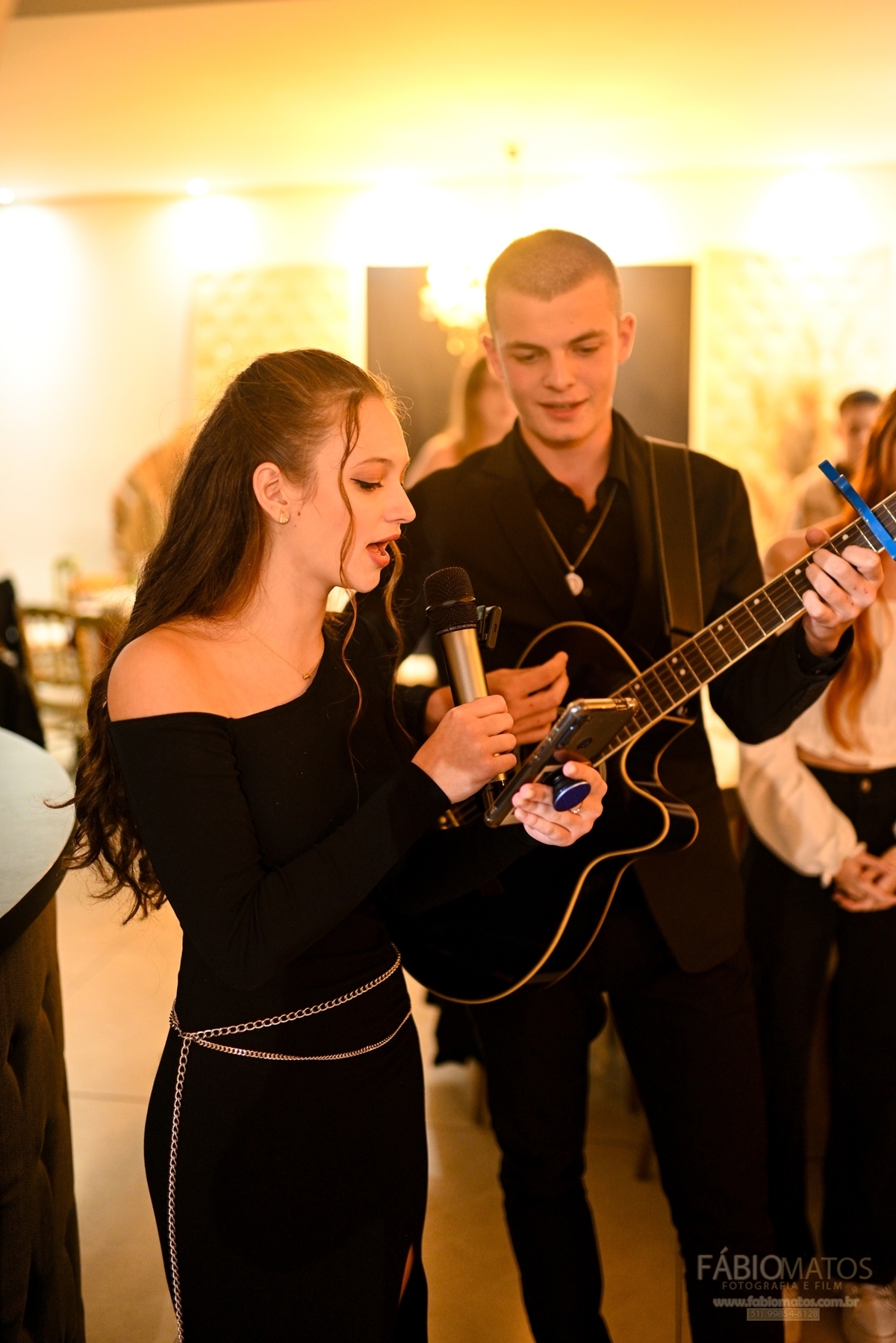 Fotografia de festa de 15 anos com olhar elegante, emocional e atemporal, valorizando a beleza da debutante, a decoração, os detalhes, a alegria da família, a emoção dos convidados e todos os momentos especiais de uma noite única e inesquecível.