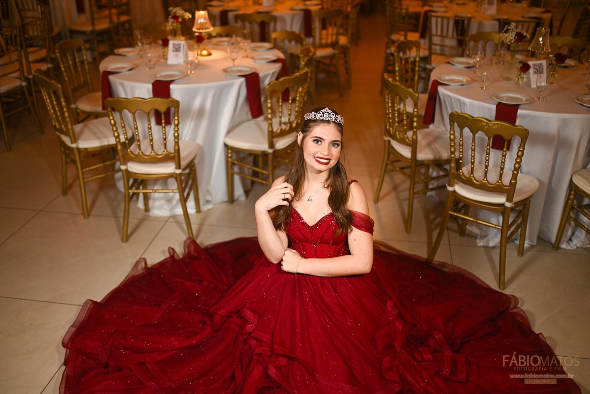 Retrato da debutante em sua festa de 15 anos, com olhar elegante e iluminação delicada. Fotografia de 15 anos com estilo editorial e atemporal.
