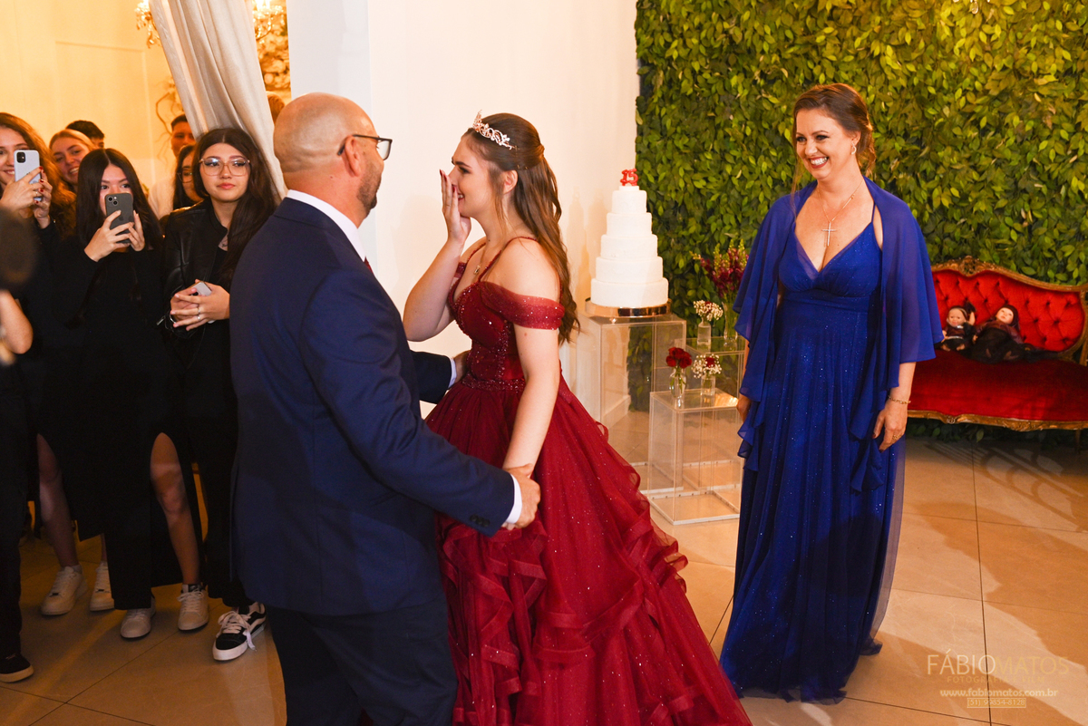 Fotografia de festa de 15 anos com olhar elegante, emocional e atemporal, valorizando a beleza da debutante, a decoração, os detalhes, a alegria da família, a emoção dos convidados e todos os momentos especiais de uma noite única e inesquecível.