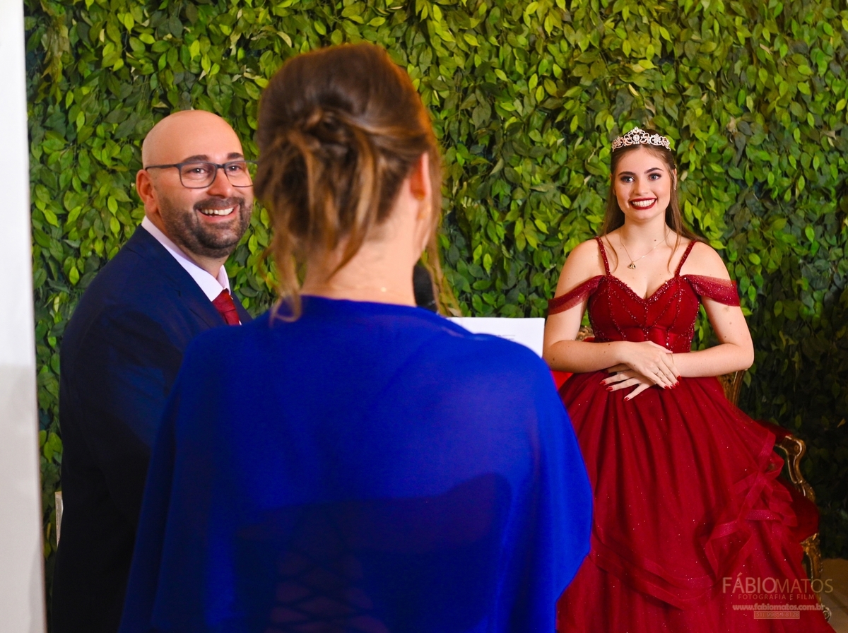 Fotografia de festa de 15 anos com olhar elegante, emocional e atemporal, valorizando a beleza da debutante, a decoração, os detalhes, a alegria da família, a emoção dos convidados e todos os momentos especiais de uma noite única e inesquecível.
