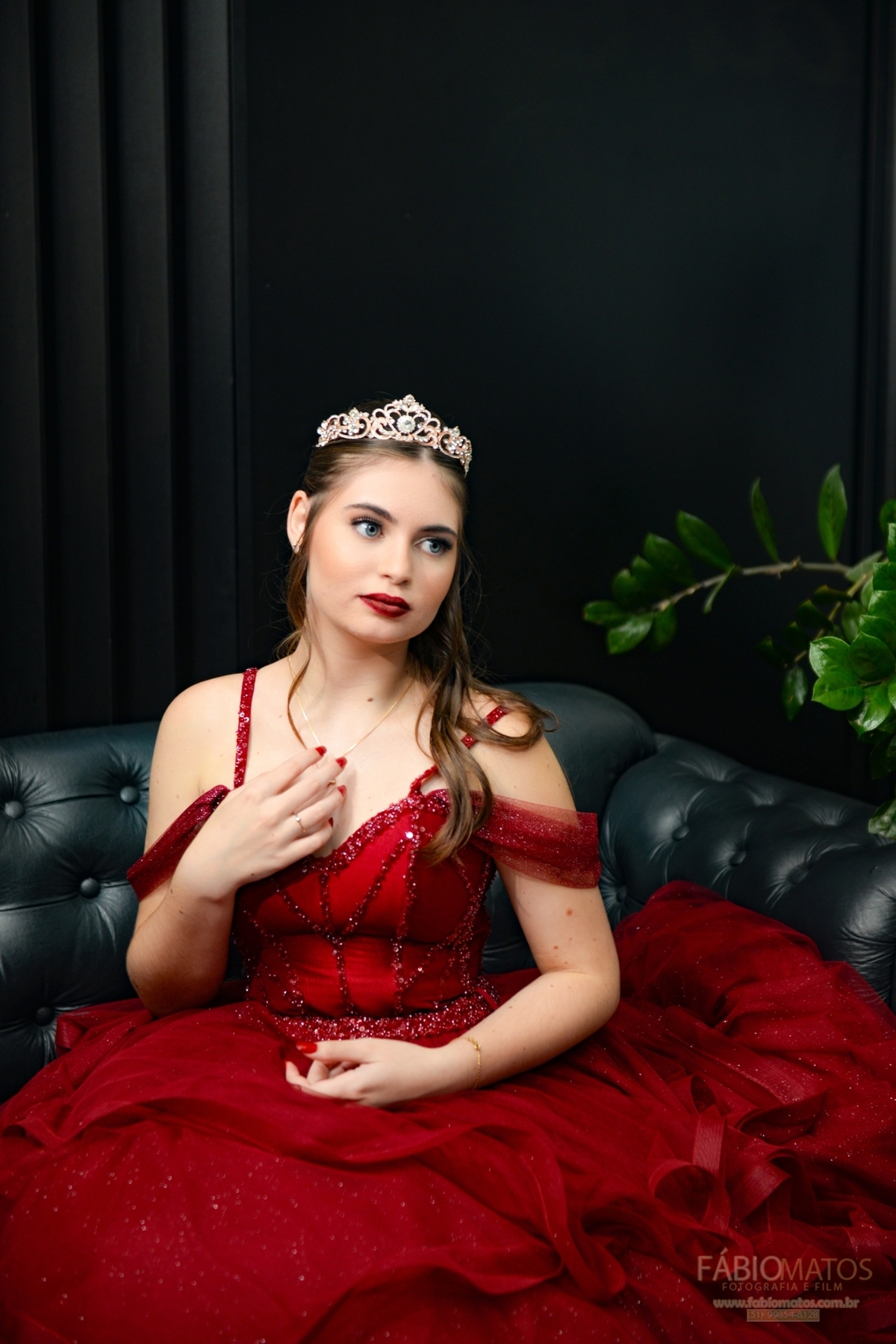 Fotografia de festa de 15 anos com olhar elegante, emocional e atemporal, valorizando a beleza da debutante, a decoração, os detalhes, a alegria da família, a emoção dos convidados e todos os momentos especiais de uma noite única e inesquecível.