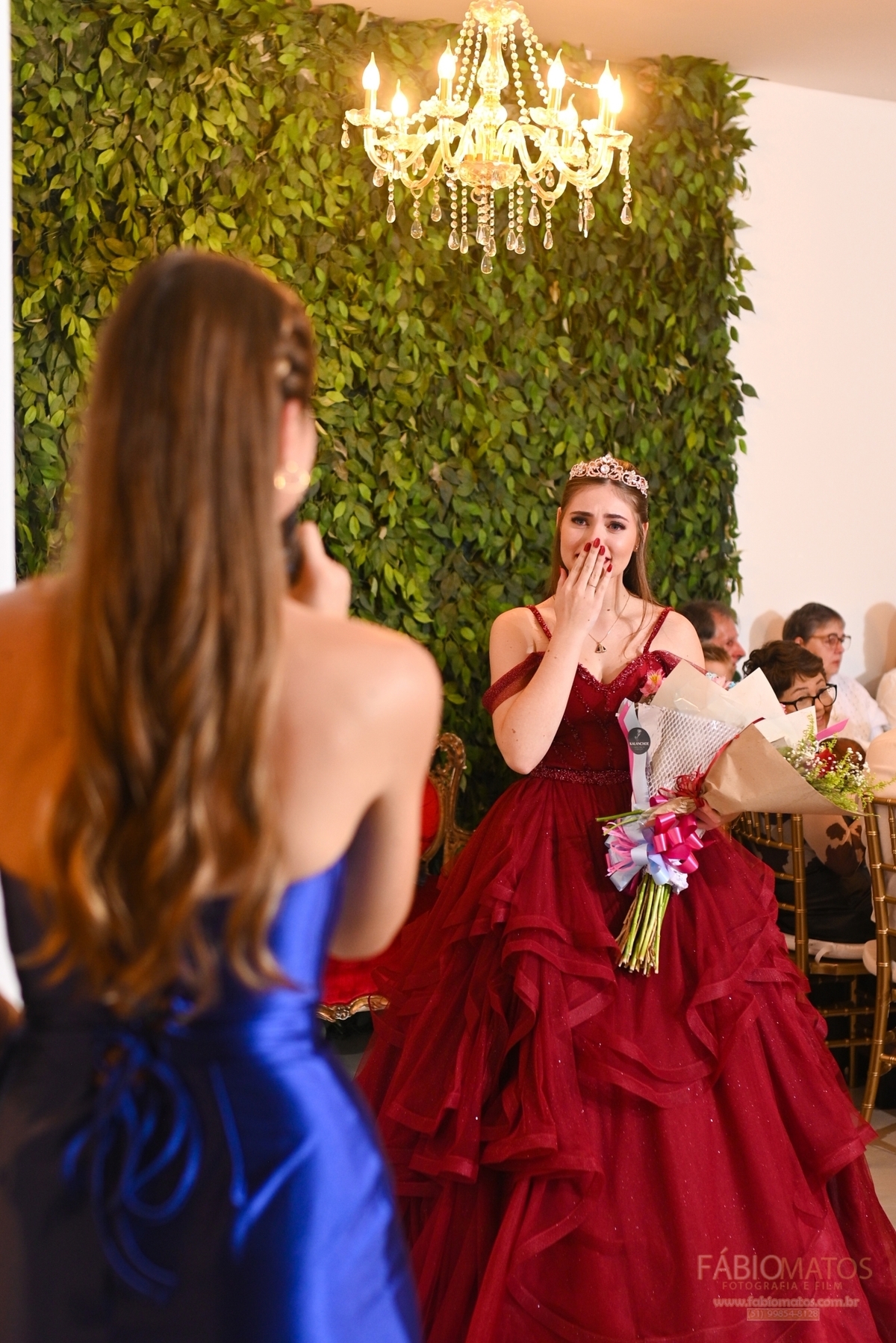 Fotografia de festa de 15 anos com olhar elegante, emocional e atemporal, valorizando a beleza da debutante, a decoração, os detalhes, a alegria da família, a emoção dos convidados e todos os momentos especiais de uma noite única e inesquecível.