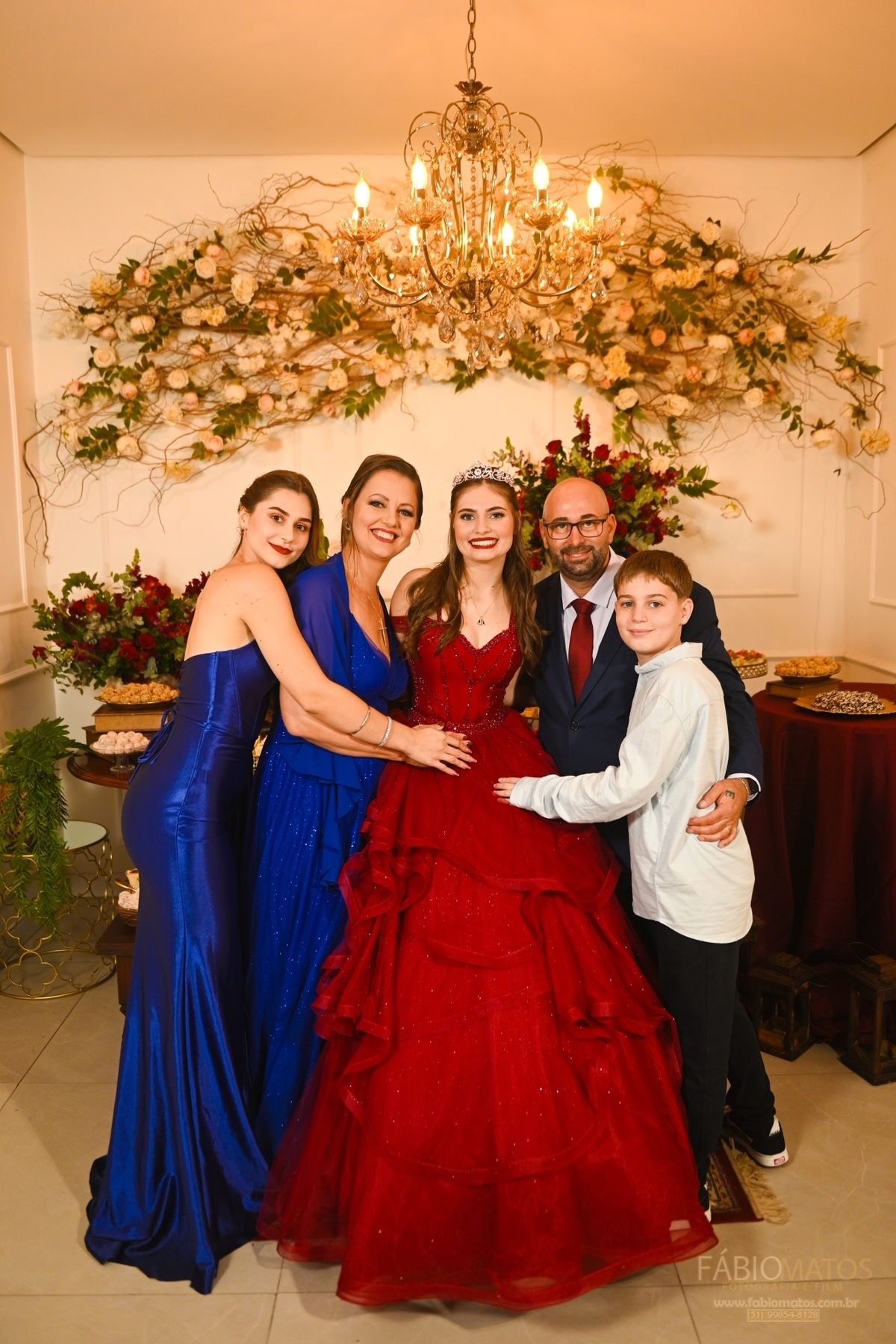 Fotografia de festa de 15 anos com olhar elegante, emocional e atemporal, valorizando a beleza da debutante, a decoração, os detalhes, a alegria da família, a emoção dos convidados e todos os momentos especiais de uma noite única e inesquecível.