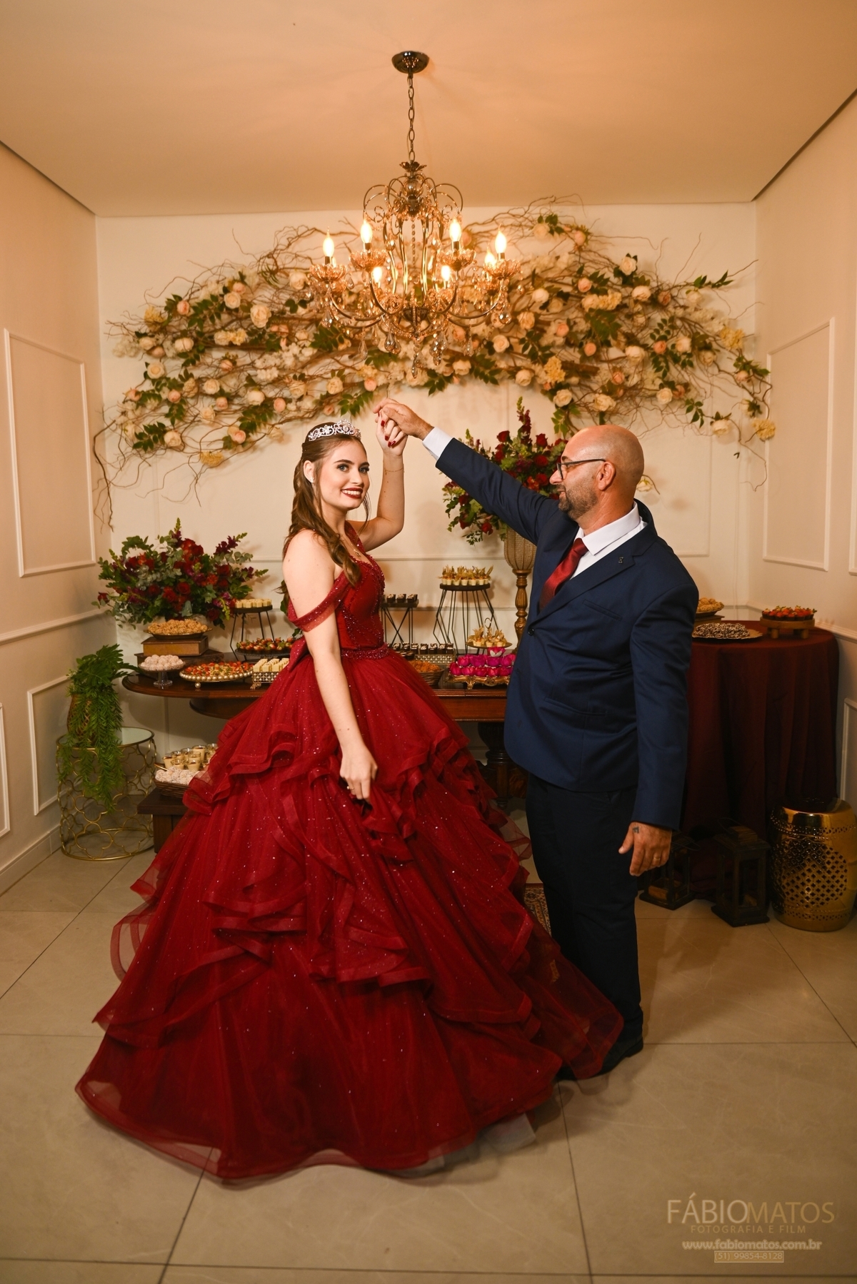 Fotografia de festa de 15 anos com olhar elegante, emocional e atemporal, valorizando a beleza da debutante, a decoração, os detalhes, a alegria da família, a emoção dos convidados e todos os momentos especiais de uma noite única e inesquecível.