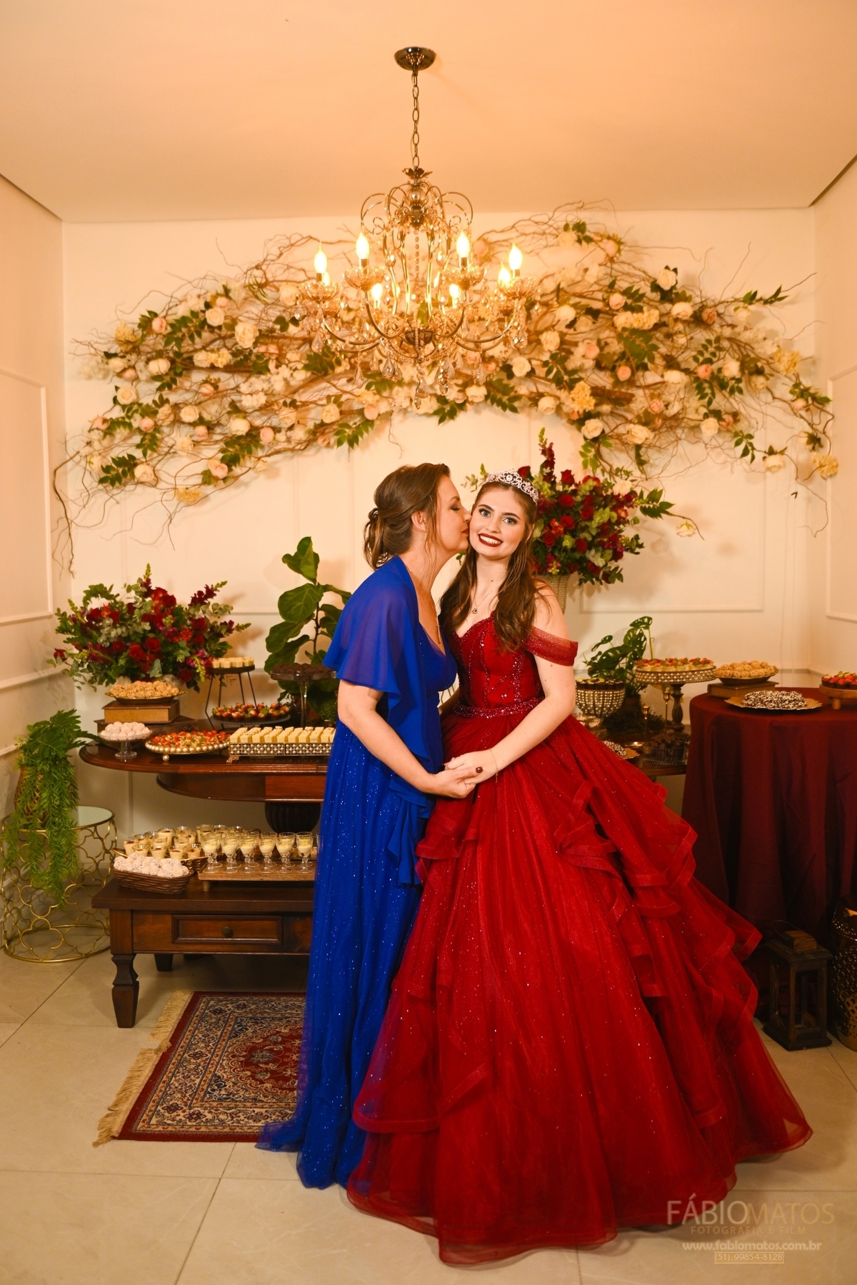 Registro delicado da debutante com sua mãe na festa de 15 anos, mostrando o amor, a cumplicidade e a emoção desse dia inesquecível.