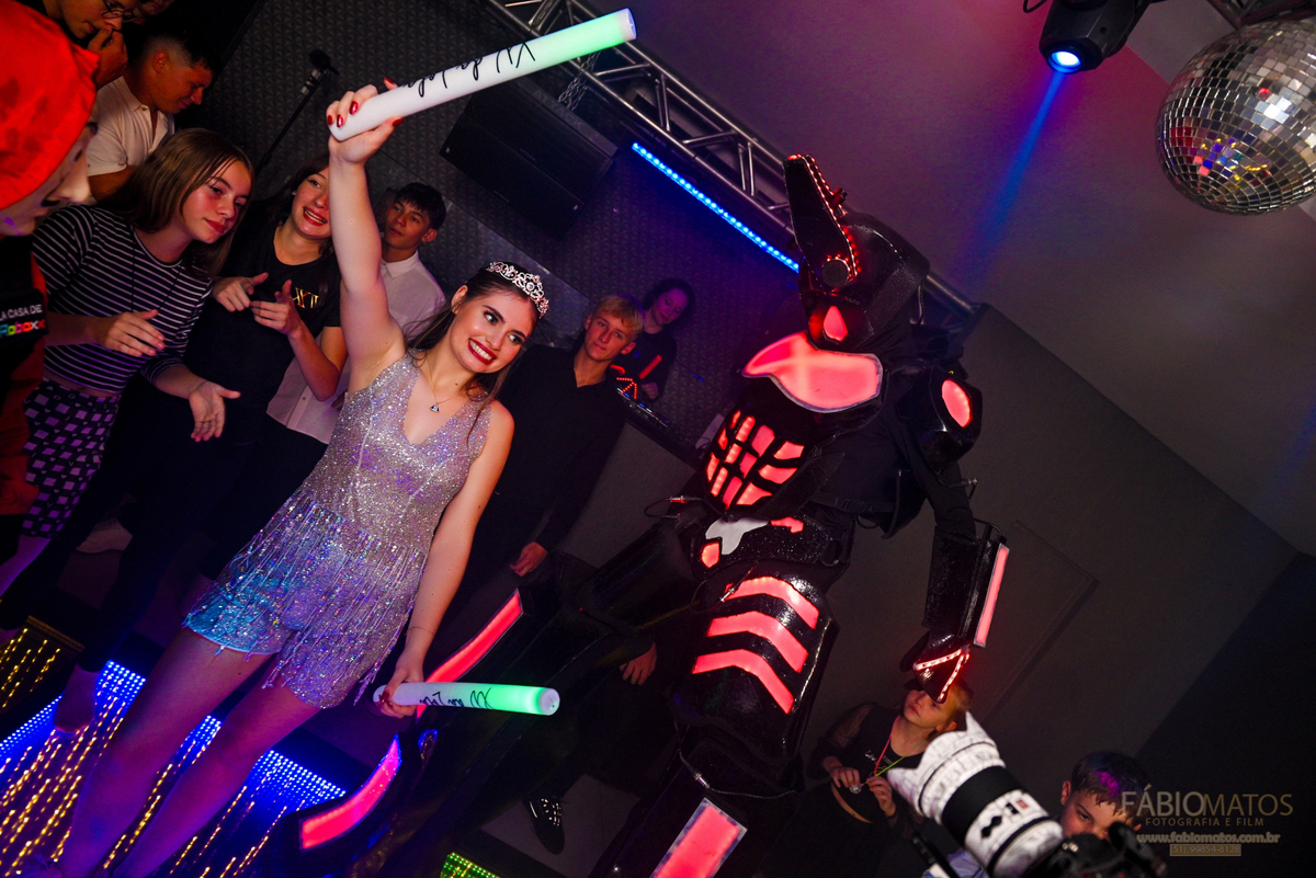 Debutante dançando e aproveitando sua festa de 15 anos, em um registro espontâneo, alegre e cheio de vida.