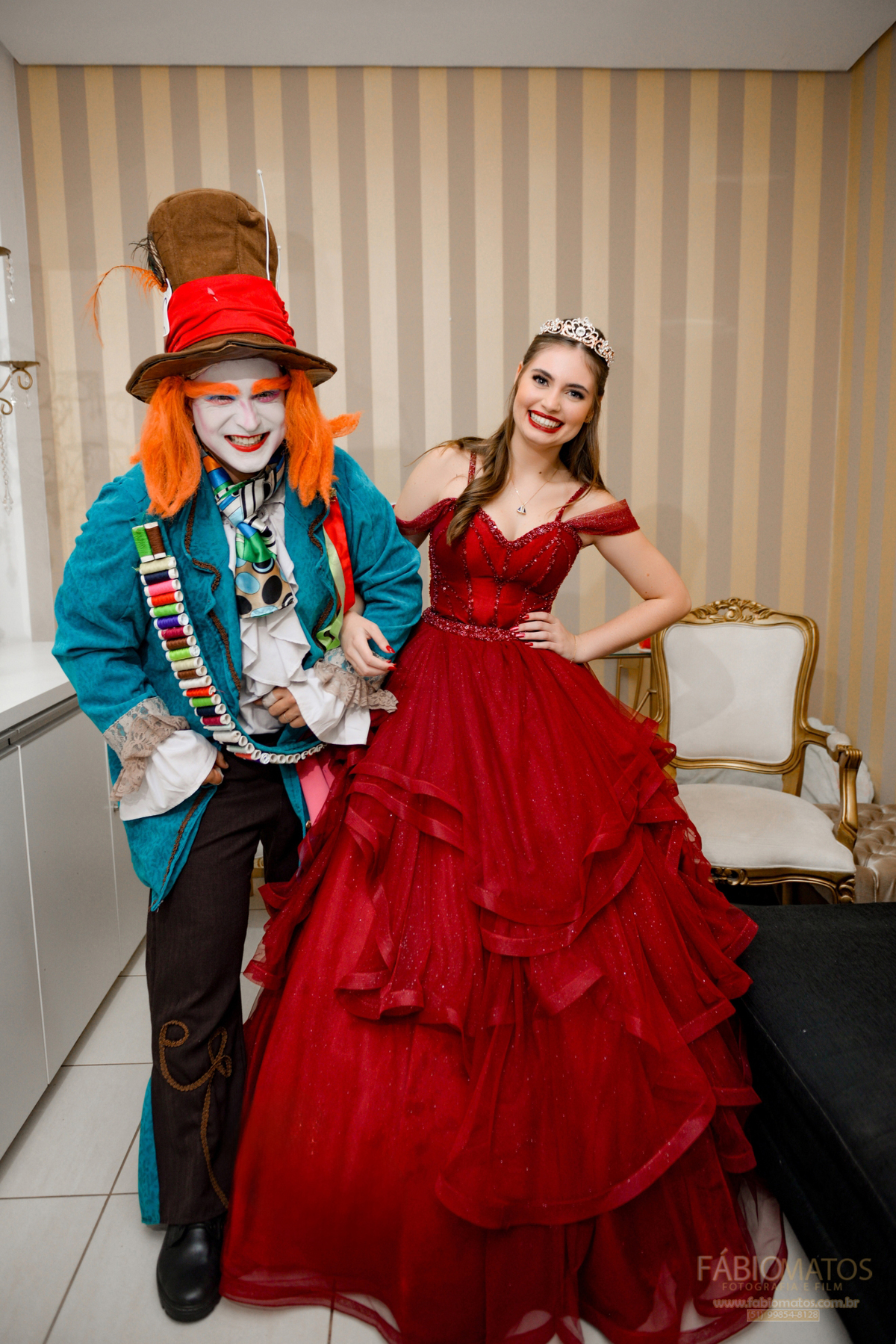 Fotografia de festa de 15 anos com olhar elegante, emocional e atemporal, valorizando a beleza da debutante, os detalhes da decoração, a alegria da família e os momentos mais especiais de uma noite única e inesquecível.