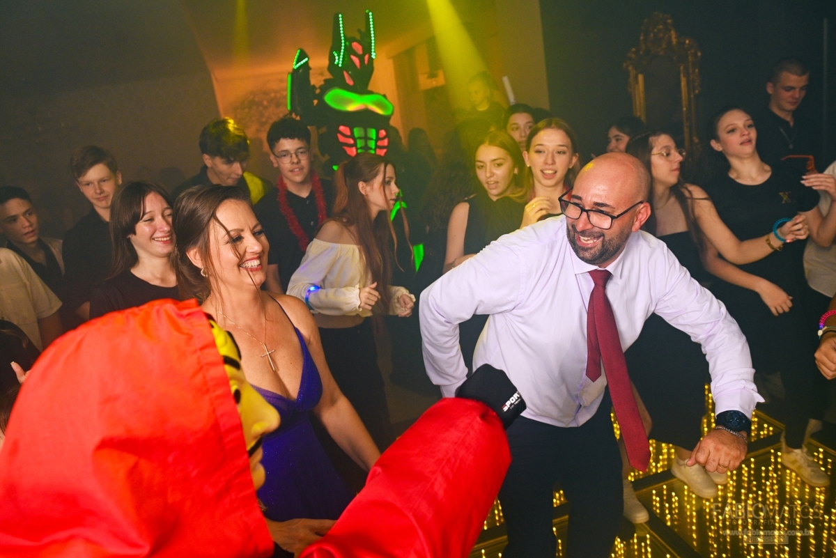 Fotografia de festa de 15 anos com olhar elegante, emocional e atemporal, valorizando a beleza da debutante, a decoração, os detalhes, a alegria da família, a emoção dos convidados e todos os momentos especiais de uma noite única e inesquecível.