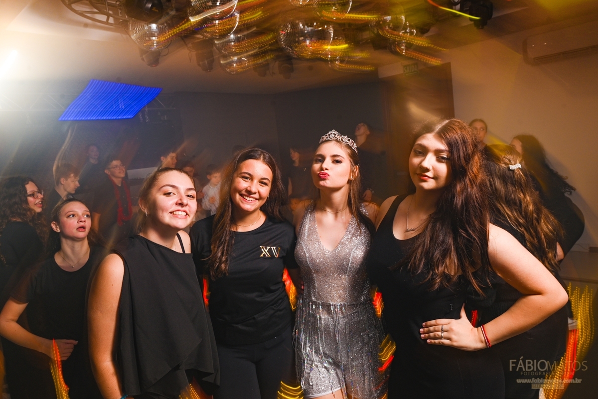 Fotografia de festa de 15 anos com olhar elegante, emocional e atemporal, registrando a beleza da debutante, os detalhes da decoração e momentos especiais de uma noite inesquecível.