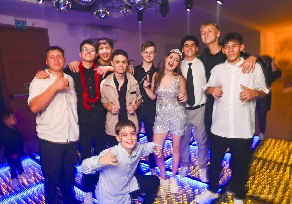 Fotografia de festa de 15 anos com olhar elegante, emocional e atemporal, registrando a beleza da debutante, os detalhes da decoração e momentos especiais de uma noite inesquecível.