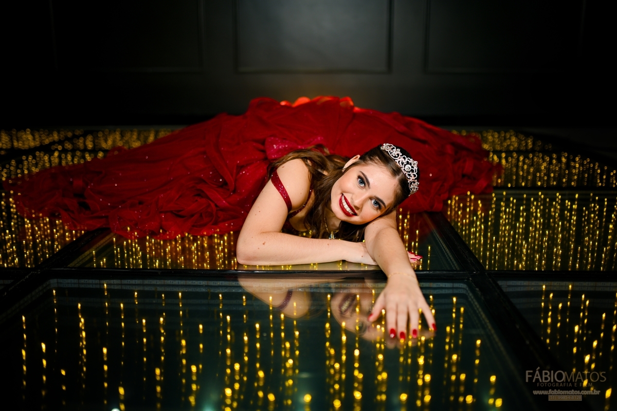 Fotografia de festa de 15 anos com olhar elegante, emocional e atemporal, registrando a beleza da debutante, os detalhes da decoração e momentos especiais de uma noite inesquecível.
