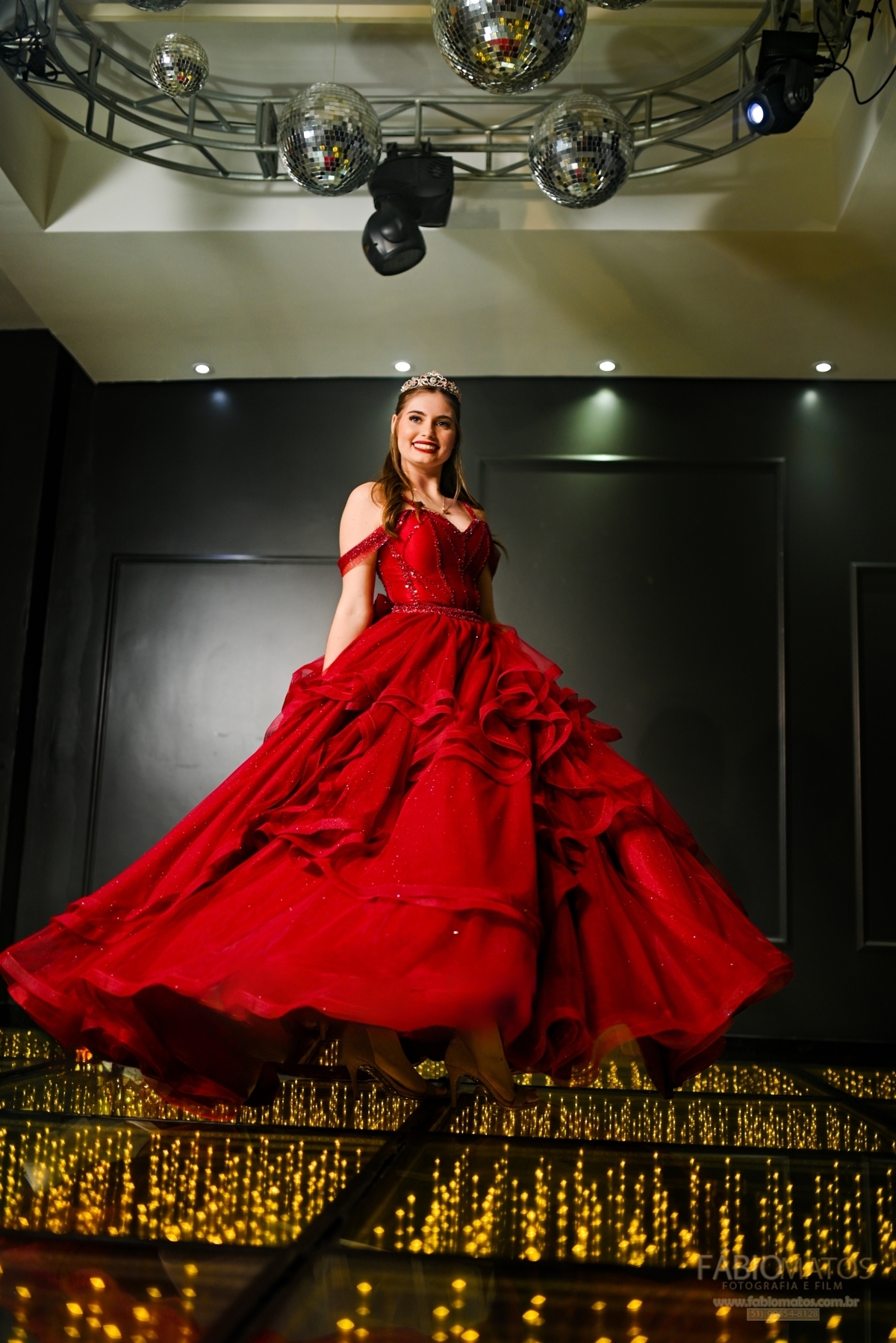 Fotografia de festa de 15 anos com olhar elegante, emocional e atemporal, registrando a beleza da debutante, os detalhes da decoração e momentos especiais de uma noite inesquecível.