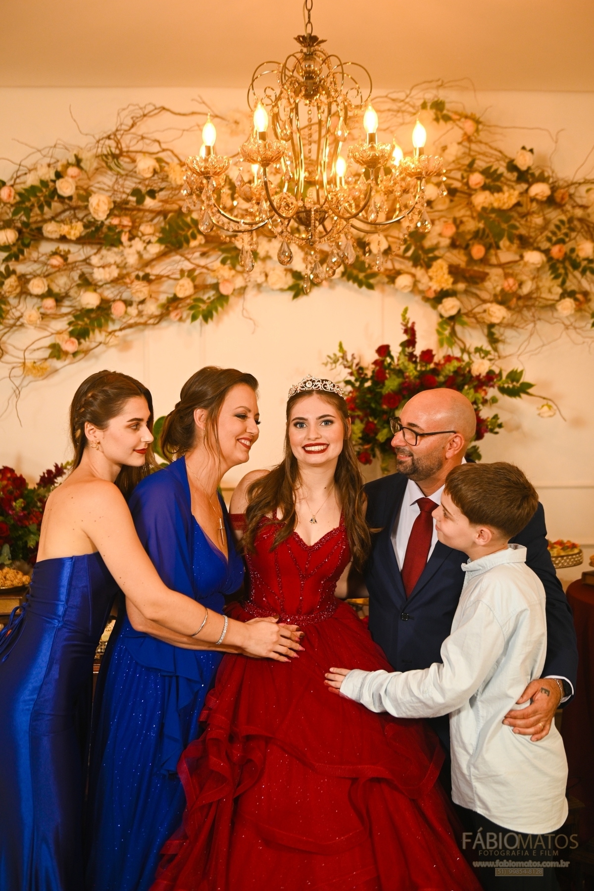 Fotografia de festa de 15 anos com olhar elegante, emocional e atemporal, registrando a beleza da debutante, os detalhes da decoração e momentos especiais de uma noite inesquecível.