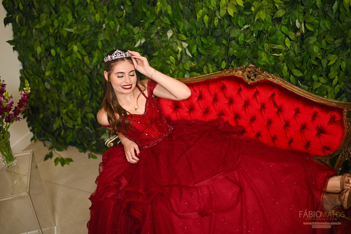 Uma noite pensada em cada detalhe para celebrar os 15 anos com emoção, beleza e personalidade. Cada fotografia eterniza não apenas o evento, mas a história, os sentimentos e a essência da debutante.